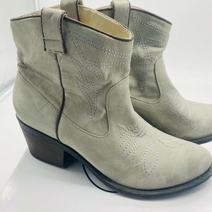 Qupid very clean booties, minimal signs of wear, no size on the shoe but 61/2